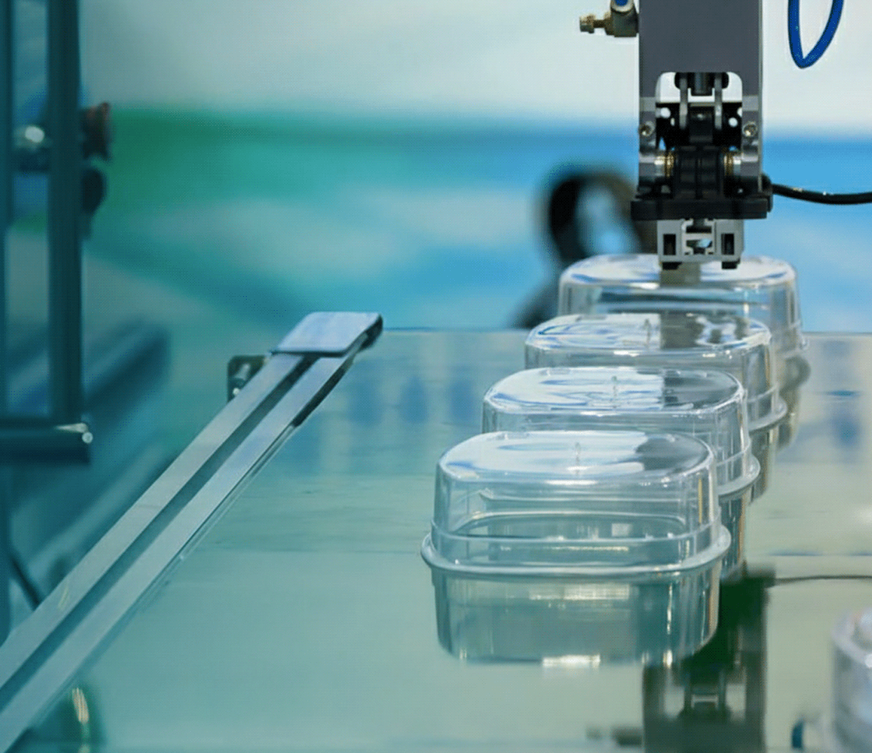 Plast pod strojem během výrobního cyklu zpracování plastů proplachovací směsí