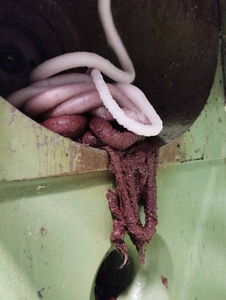Detail PVC materiálu po čištění proplachovací pastou, zobrazující odstranění uhlíku a zlepšenou čirost materiálu při zpracování plastů